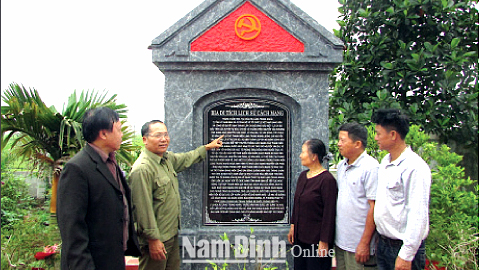 Cán bộ xã Liên Minh bên Bia di tích lịch sử, cách mạng tại thôn Trung Nghĩa.