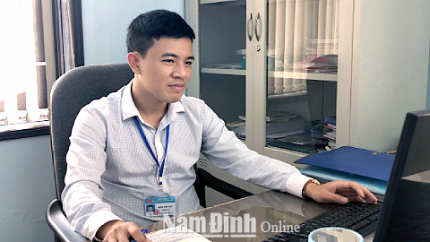 Anh Đặng Việt Tiệp, Bí thư chi Đoàn Ban quản lý các KCN tỉnh nghiên cứu tài liệu, phục vụ công tác chuyên môn.
