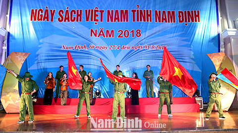 Chương trình nghệ thuật trong đêm khai mạc “Ngày sách Việt Nam tỉnh Nam Định năm 2018”. Ảnh: Khánh Dũng