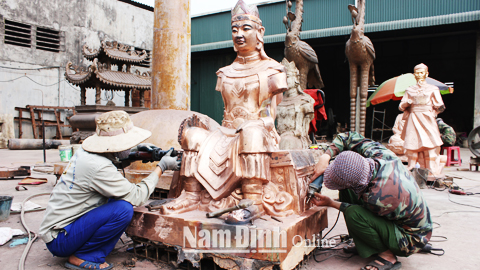 Sản phẩm tượng đồng đúc tại Cty TNHH Điệp Oanh, CCN Thị trấn Lâm (Ý Yên).
