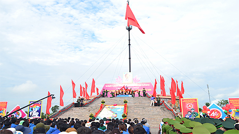 Lễ Thượng cờ Ngày hội thống nhất tại Đôi bờ Hiền Lương-Bến Hải. 