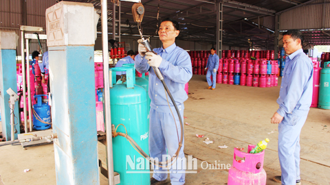 Sang chiết gas ở Cty TNHH Thương mại Phúc Thái, CCN An Xá (TP Nam Định).