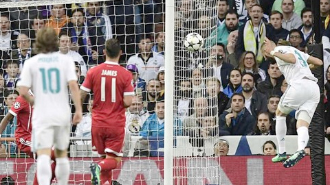 Karim Benzema gỡ hòa cho Real ở phút 11. 