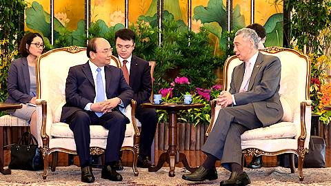 Thủ tướng Nguyễn Xuân Phúc hội đàm với Thủ tướng Xinh-ga-po Lý Hiển Long. Ảnh: VGP