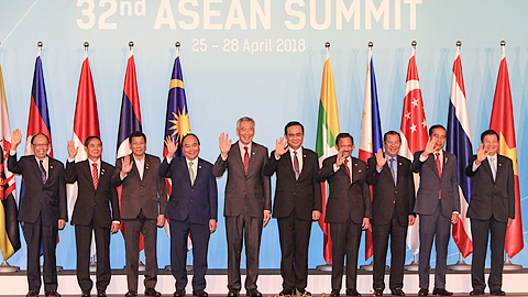 Thủ tướng Nguyễn Xuân Phúc và lãnh đạo các nước ASEAN tại Hội nghị Cấp cao ASEAN lần thứ 32. Ảnh: VGP