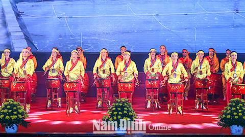 CLB Trống hội quê hương xã Giao Hải biểu diễn trong Lễ công bố Quyết định của Thủ tướng Chính phủ công nhận bốn huyện Nghĩa Hưng, Trực Ninh, Xuân Trường, Giao Thủy đạt chuẩn NTM năm 2017.