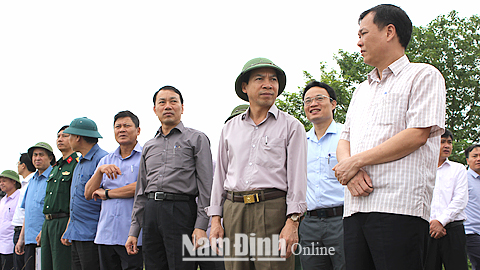 Đồng chí Trần Văn Chung, Phó Bí thư Thường trực Tỉnh ủy, Chủ tịch HĐND tỉnh kiểm tra hệ thống đê điều và công tác PCTT tại trọng điểm đê, kè Óng Bò - Ngô Xá, Thành phố Nam Định.