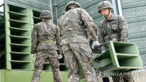 Binh sĩ Hàn Quốc tháo dỡ các loa phóng thanh dọc đường biên giới tại khu vực Paju, tỉnh Gyeonggi, ngày 1-5-2018. (Ảnh: Reuters)