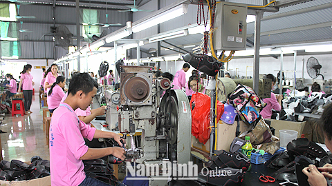 Sản xuất giày da, giày thể thao xuất khẩu tại Cty CP Xây dựng và Giày da Hồng Việt, xã Thọ Nghiệp (Xuân Trường).