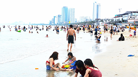 Bãi biển Mỹ Khê với dải cát mịn màng trải rộng thỏa sức du khách vui chơi