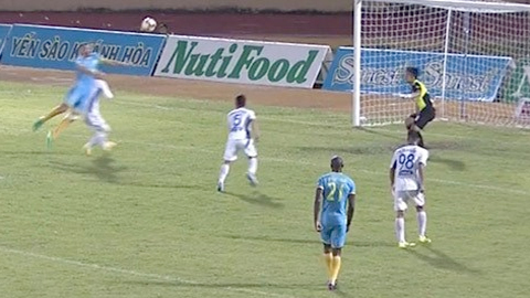 Tình huống dẫn đến quả penalty tranh cãi cho Sanna Khánh Hòa.