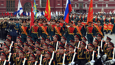 Đội danh dự Nga tại lễ diễu binh diễu hành kỷ niệm 72 năm Ngày Chiến thắng vĩ đại ở Moskva ngày 9/5/2017. Ảnh: AFP/TTXVN