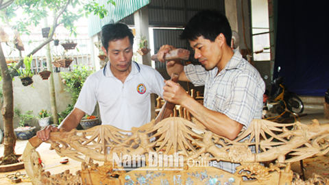 Tổ mộc mỹ nghệ của anh Trịnh Tiến Lưu, thôn Quảng Thượng, xã Yên Lương tạo việc làm cho nhiều lao động.