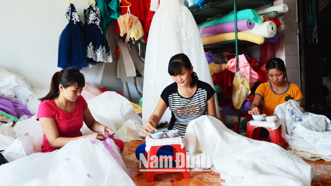 Cơ sở làm váy cưới của chị Ngô Thị Oanh, ở xóm 2, xã Giao Hương tạo việc làm, thu nhập ổn định cho 8 lao động.
