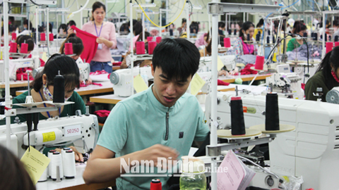 Sản xuất trang phục xuất khẩu tại Cty TNHH KIARA Việt Nam, Thị trấn Cát Thành.