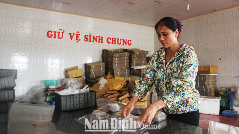 Đóng gói sản phẩm sứa ăn liền tại Cty TNHH Vạn Hoa, Thị trấn Thịnh Long (Hải Hậu).  Bài và ảnh: Thanh Hoa