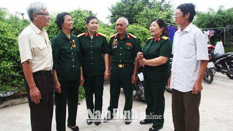 Cán bộ, hội viên Hội Truyền thống Trường Sơn - Đường Hồ Chí Minh huyện Hải Hậu ôn lại truyền thống của những người lính Trường Sơn.