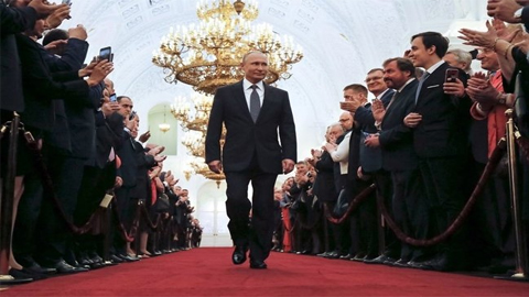 Tổng thống Nga V.Pu-tin tại lễ nhậm chức ở Đại điện Crem-li. Ảnh AP