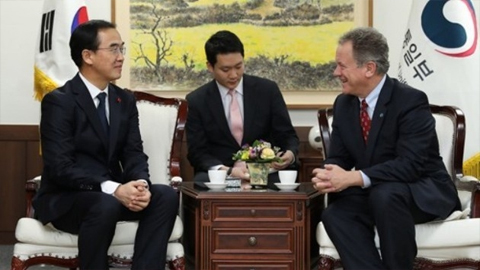 Bộ trưởng Thống nhất Hàn Quốc Cho Myoung-gyon (bên trái) và Giám đốc điều hành WFP David Beasley, tại Seoul, Hàn Quốc, ngày 22-11-2017. (Ảnh: Yonhap)