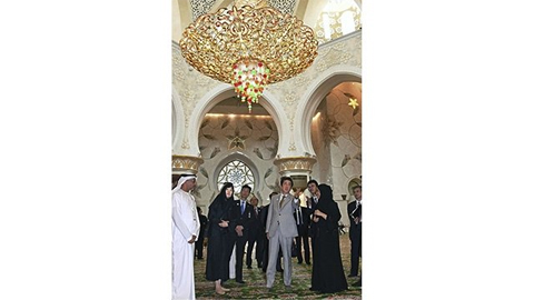 Thủ tướng Nhật Bản S.A-bê trong chuyến thăm UAE. Ảnh: KYODO