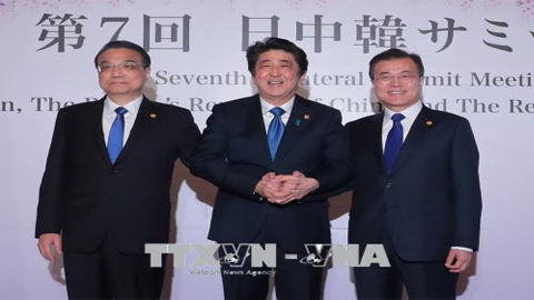 Ảnh(từ trái sang): Thủ tướng Trung Quốc Lý Khắc Cường, Thủ tướng Nhật Bản Shinzo Abe và Tổng thống Hàn Quốc Moon Jae-in tại hội nghị thượng đỉnh ba bên ở Tokyo, Nhật Bản ngày 9/5. Ảnh: EPA/TTXVN 