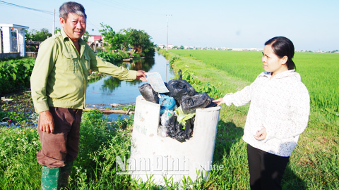 Nông dân xóm 13, xã Nghĩa Thái thu gom vỏ thuốc bảo vệ thực vật vào thùng chứa.