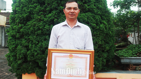 Ông Trần Văn Ngạn, Bí thư chi bộ kiêm Trưởng ban công tác Mặt trận khu dân cư xóm 3, xã Hải Phương (Hải Hậu) vinh dự được Thủ tướng Chính phủ tặng Bằng khen năm 2017.