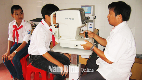 Cán bộ Trung tâm Y tế huyện Hải Hậu khám tật khúc xạ cho học sinh.