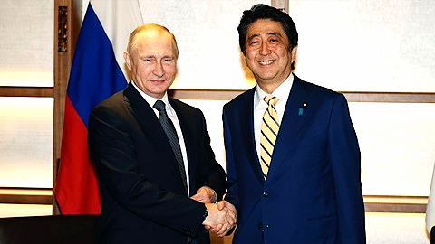 Tổng thống Nga Vladimir Putin và Thủ tướng Nhật Bản Shinzo Abe. (Nguồn: CNN)