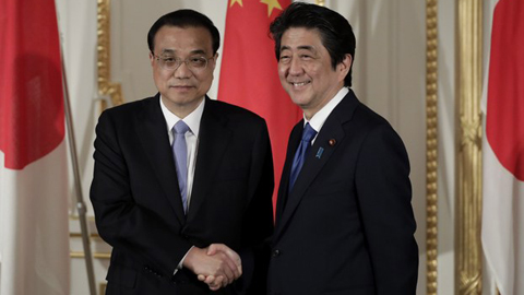 Thủ tướng Trung Quốc Lý Khắc Cường (trái) và người đồng cấp Nhật Bản Sin-dô A-bê.   Ảnh: AFP/TTXVN