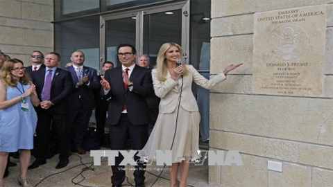Bộ trưởng Tài chính Mỹ Steve Mnuchin (giữa, trái) và con gái Tổng thống Mỹ, cô Ivanka Trump (phải) chính thức khai trương Đại sứ quán Mỹ tại Jerusalem, ngày 14-5. (Nguồn: TTXVN)