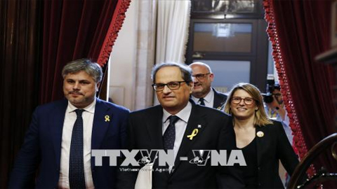 Ông Quim Torra (giữa) tại phiên họp hội đồng lập pháp tại vùng tự trị Catalonia ngày 12/5. Ảnh: AFP/TTXVN