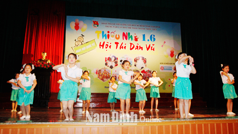 Thiếu niên, nhi đồng Thành phố Nam Định tham gia Hội thi Dân vũ trong Ngày hội Quốc tế thiếu nhi 1-6 do Trung tâm Văn hóa - Thể thao Thanh thiếu niên tỉnh tổ chức.