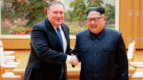 Ngoại trưởng Pôm-peo (bên trái) và nhà lãnh đạo Kim Dâng-un.  Ảnh: AP