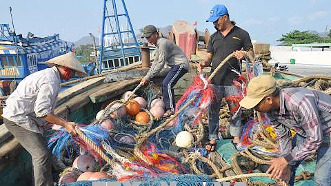 Ngư dân huyện Long Điền chuẩn bị ngư lưới cụ chuẩn bị ra khơi đánh bắt hải sản. Ảnh: Hoàng Nhị/TTXVN