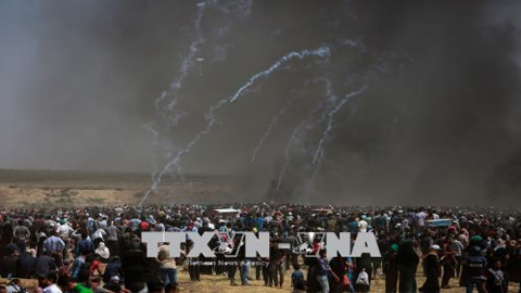 Xung đột giữa người biểu tình Palestines và binh sĩ Israel tại khu vực biên giới dải Gaza và Israel ngày 14/5. Ảnh: THX/TTXVN 