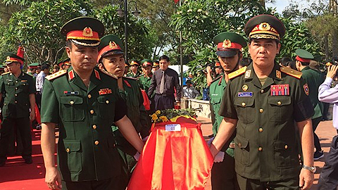  Thượng tướng Lê Chiêm và đại biểu Cục Chính sách, Bộ Quốc phòng Lào di chuyển hài cốt liệt sĩ về nơi yên nghỉ cuối cùng.
