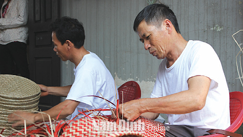 Sản xuất sản phẩm thủ công mỹ nghệ xuất khẩu từ cói tại Doanh nghiệp Tư nhân Ánh Túy, xã Nghĩa Lợi.