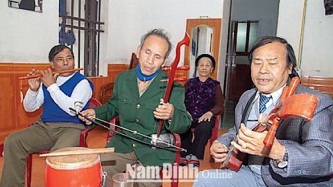 Một buổi sinh hoạt văn nghệ của gia đình cụ Nguyễn Thị Tính thôn Bồng Quỹ, xã Yên Phong (Ý Yên).