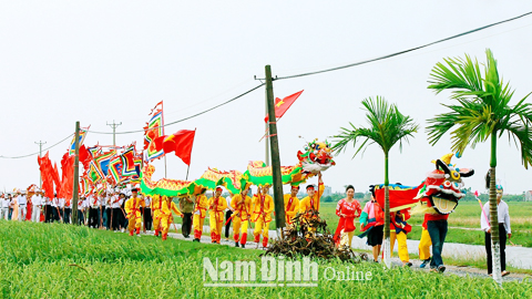Rước trong lễ hội Đền Trần thôn Thịnh Phú, xã Nghĩa Bình.  Bài và ảnh: Khánh Dũng