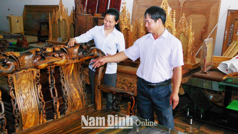 Anh Vũ Đức Trọng, xóm 1, xã Nghĩa Tân (Nghĩa Hưng), giới thiệu sản phẩm đồ gỗ mỹ nghệ cho khách hàng.