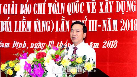 Đồng chí Trần Văn Chung, Phó Bí thư Thường trực Tỉnh ủy, Chủ tịch HĐND tỉnh, Trưởng Ban chỉ đạo Giải Báo chí Búa liềm vàng của tỉnh phát biểu tại hội nghị.