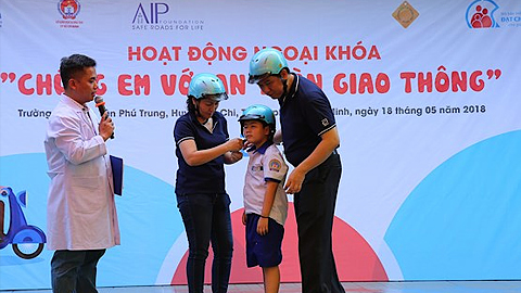 Bác sĩ Lê Phước Đại, Trưởng ca Cấp cứu, khoa Cấp cứu, Bệnh viện Chợ Rẫy hướng dẫn học sinh cách đội nón bảo hiểm đúng cách.