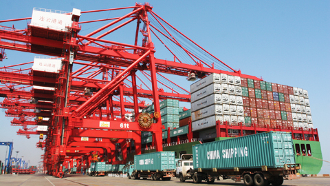 Vận chuyển hàng hoá tại Liên Vận Cảng, tỉnh Giang Tô, Trung Quốc. Ảnh: AFP