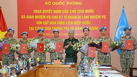  Thượng tướng Nguyễn Chí Vịnh trao quyết định cho 7 sĩ quan lên đường làm nhiệm vụ tại Phái bộ Cộng hòa Trung Phi và Nam Sudan.