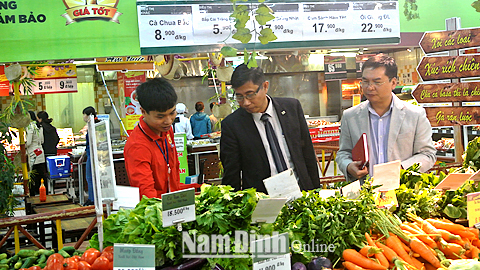 Đoàn thanh tra, kiểm tra liên ngành VSATTP tỉnh kiểm tra công tác đảm bảo ATTP tại một siêu thị trên địa bàn Thành phố Nam Định.
