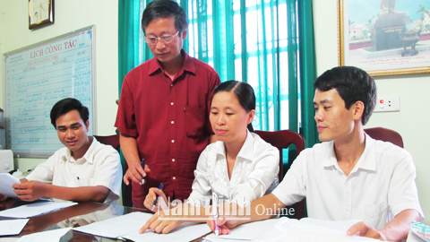 Lãnh đạo, thẩm phán, thư ký TAND huyện Xuân Trường trao đổi nghiệp vụ giải quyết các vụ việc dân sự.