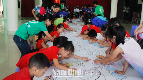 Thiếu nhi Thành phố Nam Định tham gia vẽ tranh trong Ngày Quốc tế Thiếu nhi 1-6 năm 2017.  Bài và ảnh: Hoa Quyên
