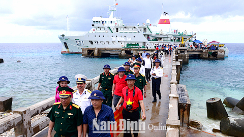 Tàu Trường Sa của Bộ Tư lệnh Hải quân đưa đoàn công tác của tỉnh Nam Định cập bến đảo Trường Sa lớn.