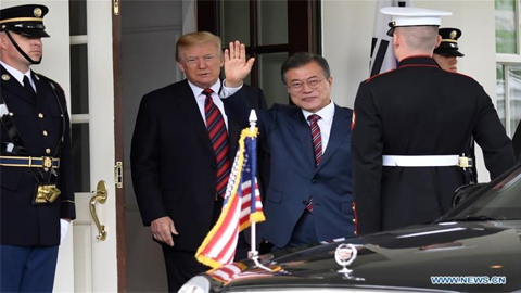 Tổng thống Mỹ Trump chào đón Tổng thống Moon Jae-in tại Nhà trắng, ngày 22-5. (Ảnh: Tân Hoa xã)
